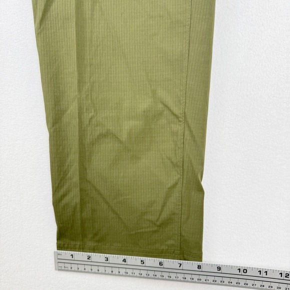 Under Armour Loose Fit Cargo Pants Woven Size S Mens Olive Green NEW - Picture 9 of 9